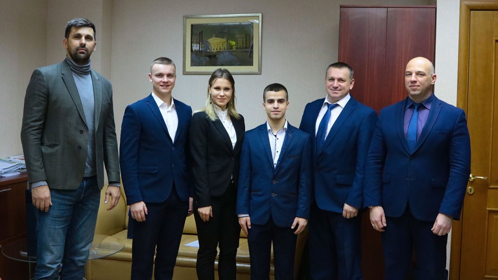 В Брянской горадминистрации чествовали каратистов — чемпионов