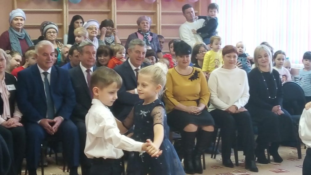 В брянском Сураже Александр Богомаз участвовал в открытии нового детского сада «Аистёнок»