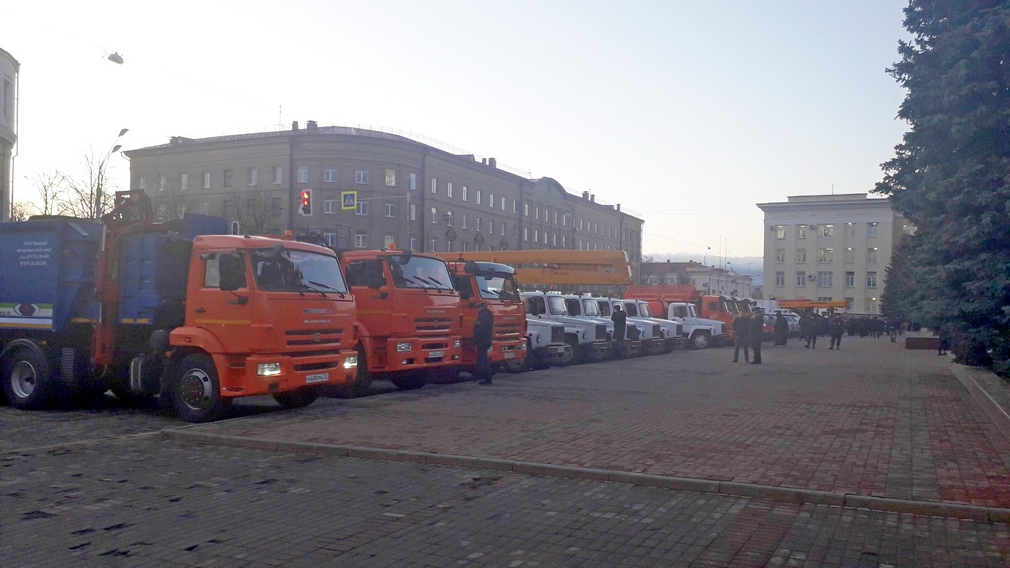 Коммунальным службам Брянска вручили более 30 единиц спецтехники