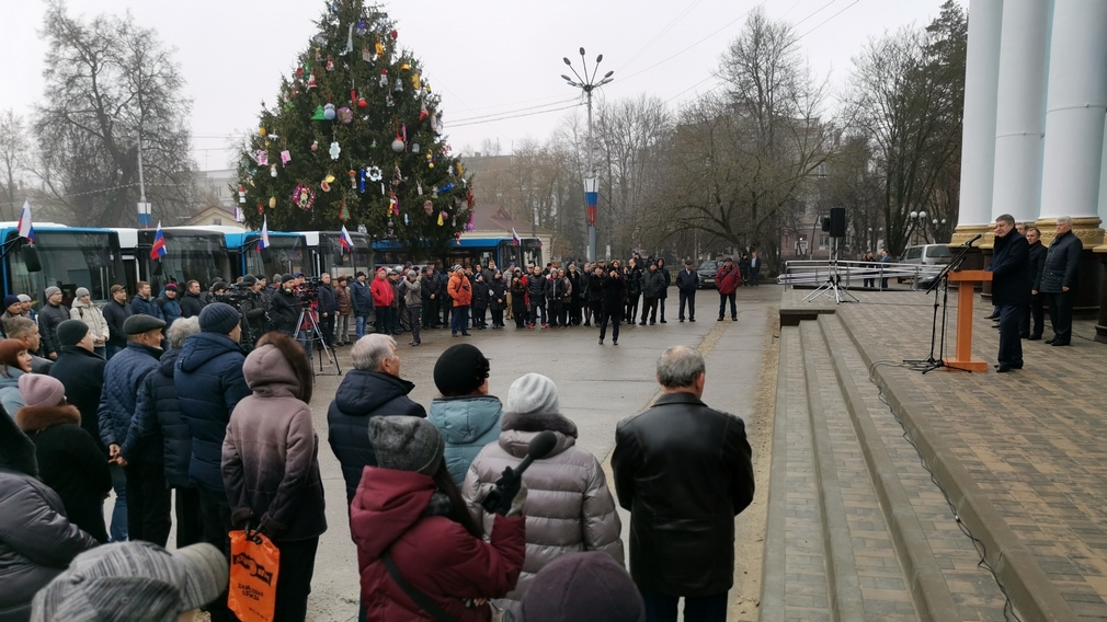 Ключи от 102 новых автобусов вручили брянскому городскому автопарку