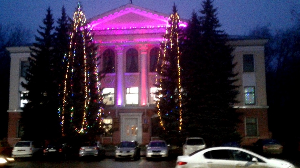 В центре Дятьково украшают новогоднюю ель