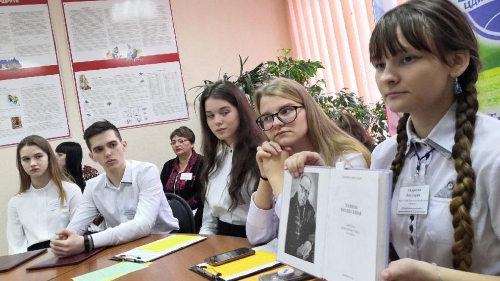 Юных краеведов из Брянска и Гомеля объединил культурный телемост «Живем и помним»