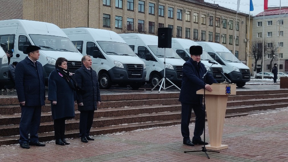 142 автобуса на сумму 300 млн рублей получили сегодня районы Брянской области