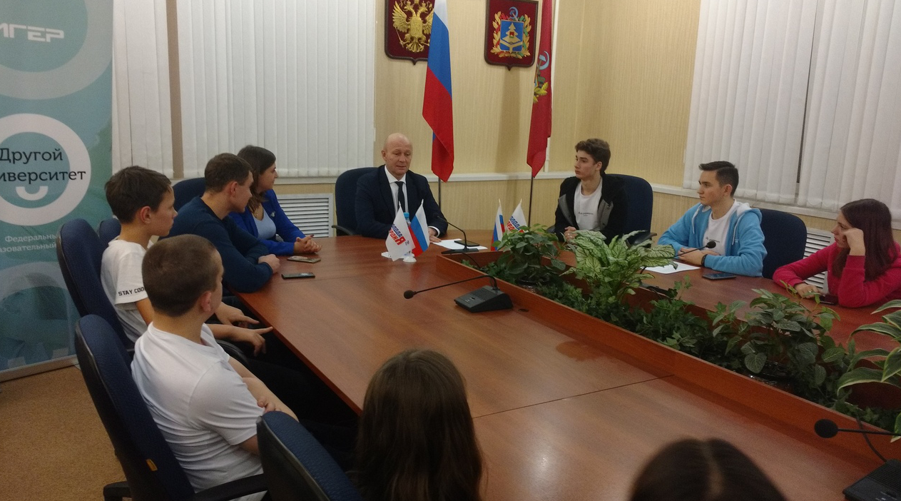 Выпускников «Другого университета» поздравил Александр Коробко