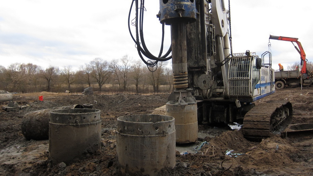 В Брянске на Литейном мосту готово уже 60% свай