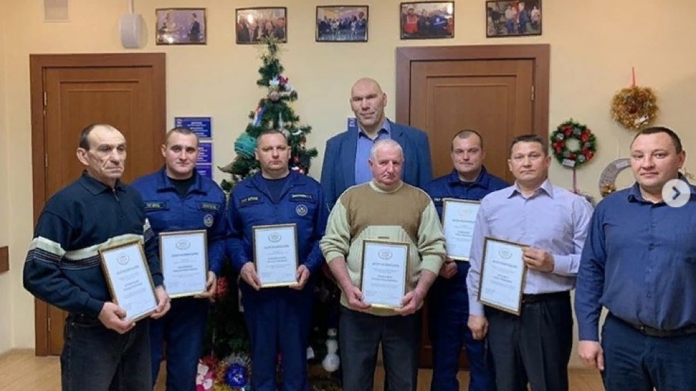 Депутат Николай Валуев вручил благодарности брянским пожарным