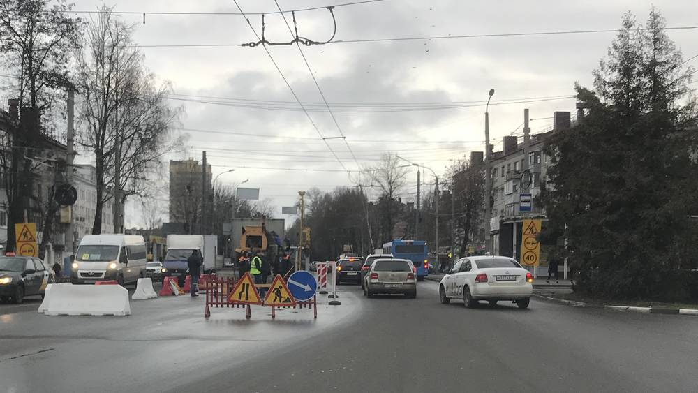 Разделительное ограждение установили в Брянске на ул.Красноармейской