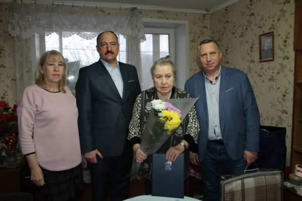 Андрей Сотников поздравил старейшего члена Трубчевского МО «Единой России» с днем рождения