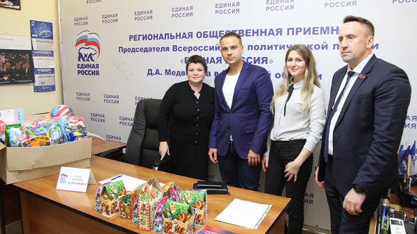 Глава города Марина Дбар передала представителям движения «Солнечный круг» подарки для детей-сирот