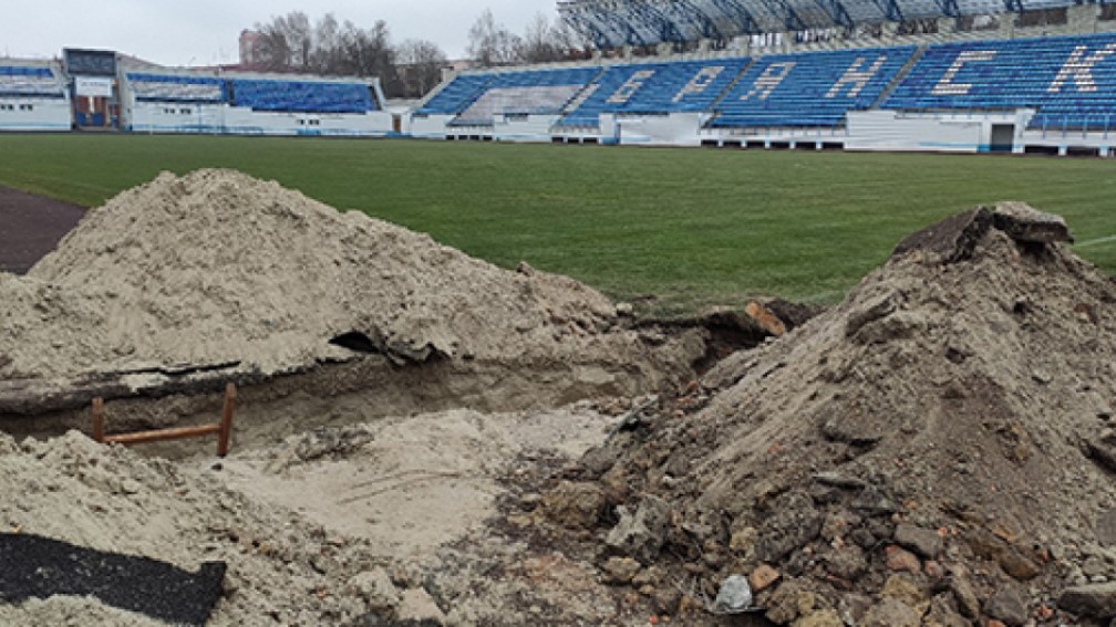 В Брянске ремонтируют стадион «Динамо»