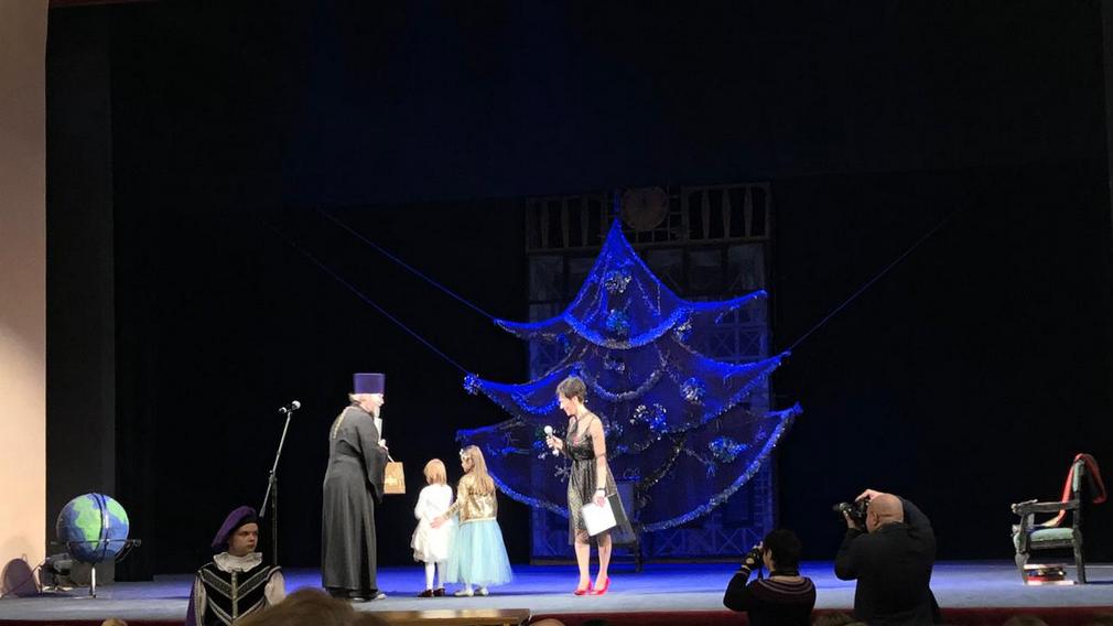 В Брянском драмтеатре благотворительный фонд «Ванечка» организовал новогодний праздник