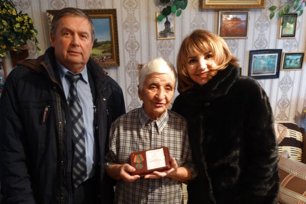 Член Совета Федерации Галина Солодун побывала в Климовском районе  и поздравила ветеранов  с Новым годом