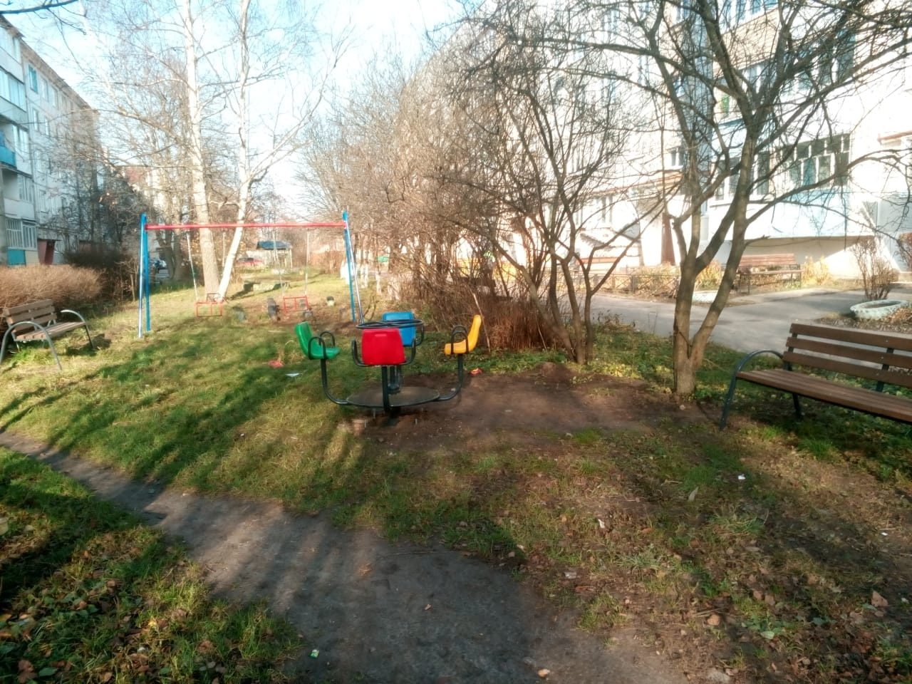 Депутат областной Думы помог благоустроить дворовую территорию в  городе Карачеве