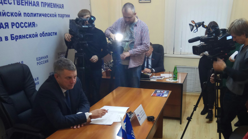 Губернатор Брянщины сделал подарок сироте