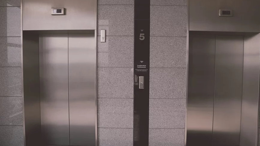 В брянской  больнице Климово устанавливают новые лифты