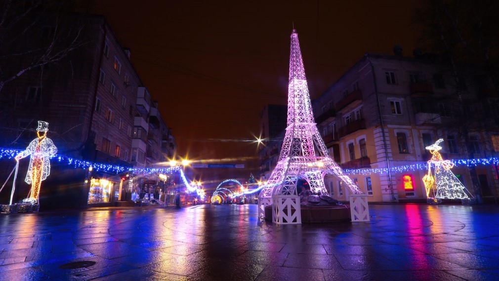 В  новогодние и рождественские  праздники  в Брянске  засверкают около 250 светящихся   инсталляций