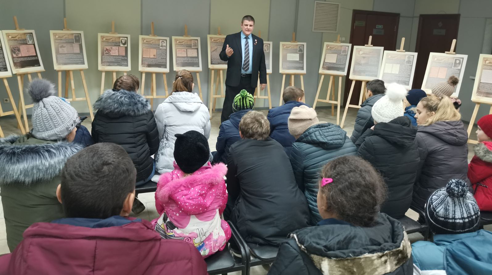 Герой России Александр Постоялко провел прием и встретился с брянскими школьниками