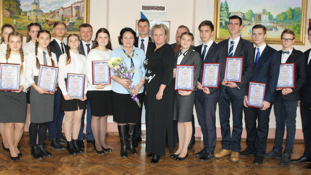 Карачевским школьникам вручили именные стипендии