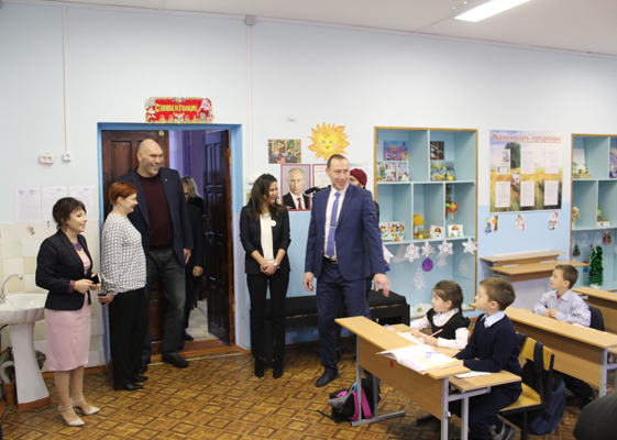 Депутат ГосДумы Николай Валуев и представители благотворительного фонда «Созвездие добра» подарили Жуковскому дому-интернату книги