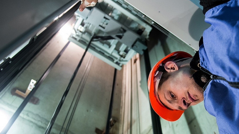 В Дубровской больнице демонтируют старый лифт