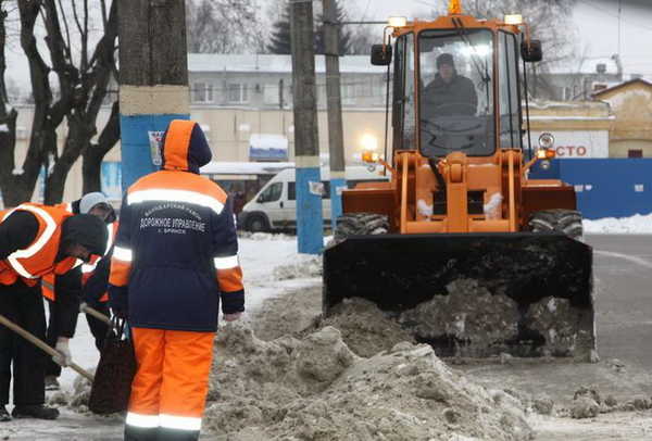 В Брянске на борьбу со снегом коммунальщики вывели 80 спецмашин