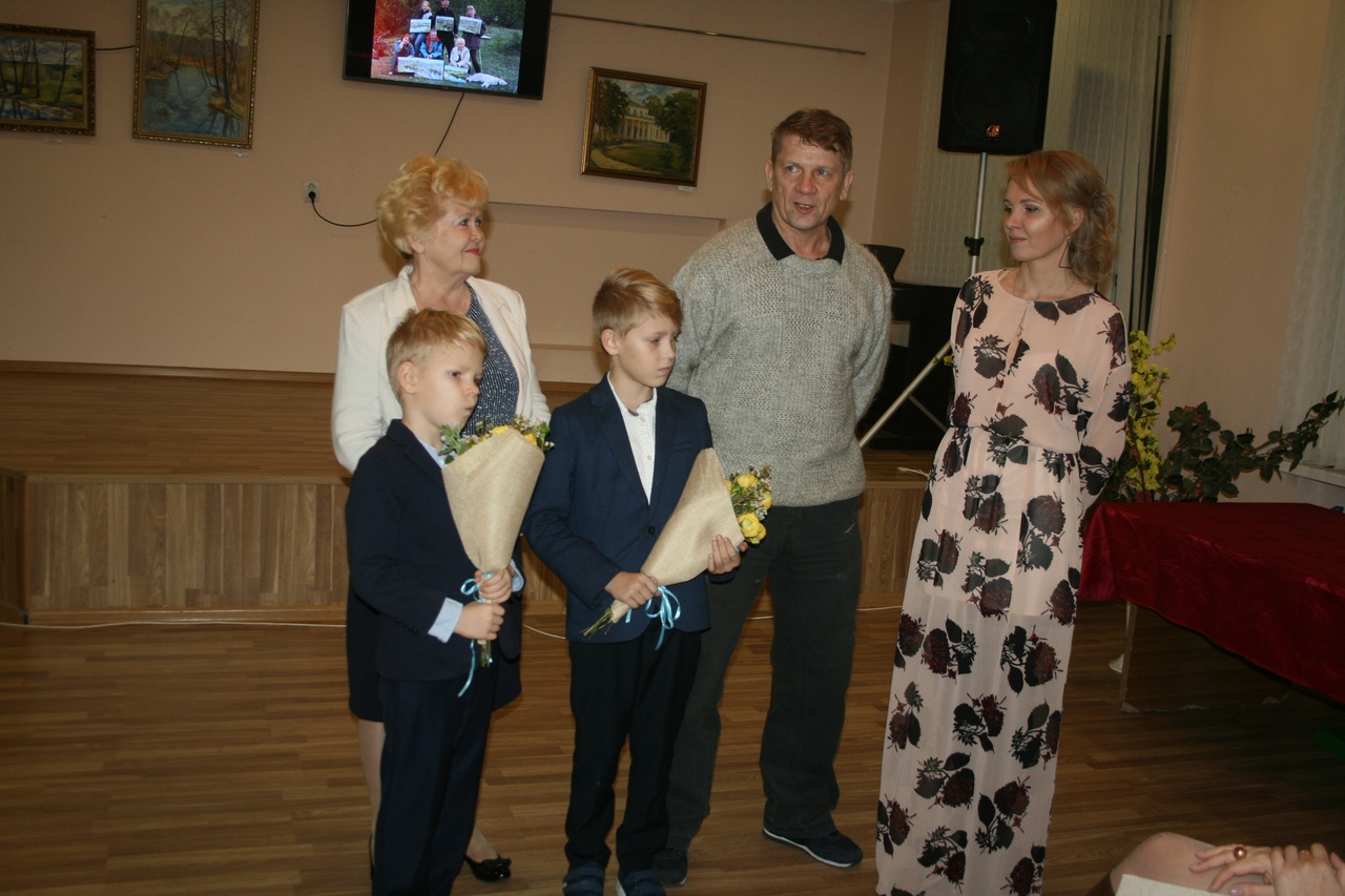 В Карачеве открылся вернисаж Анастасии Крисановой «Ступени мастерства»