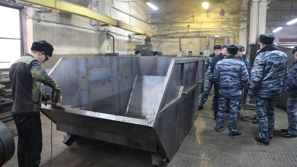 В брянской колонии увеличат выпуск различных модификаций мусорных контейнеров