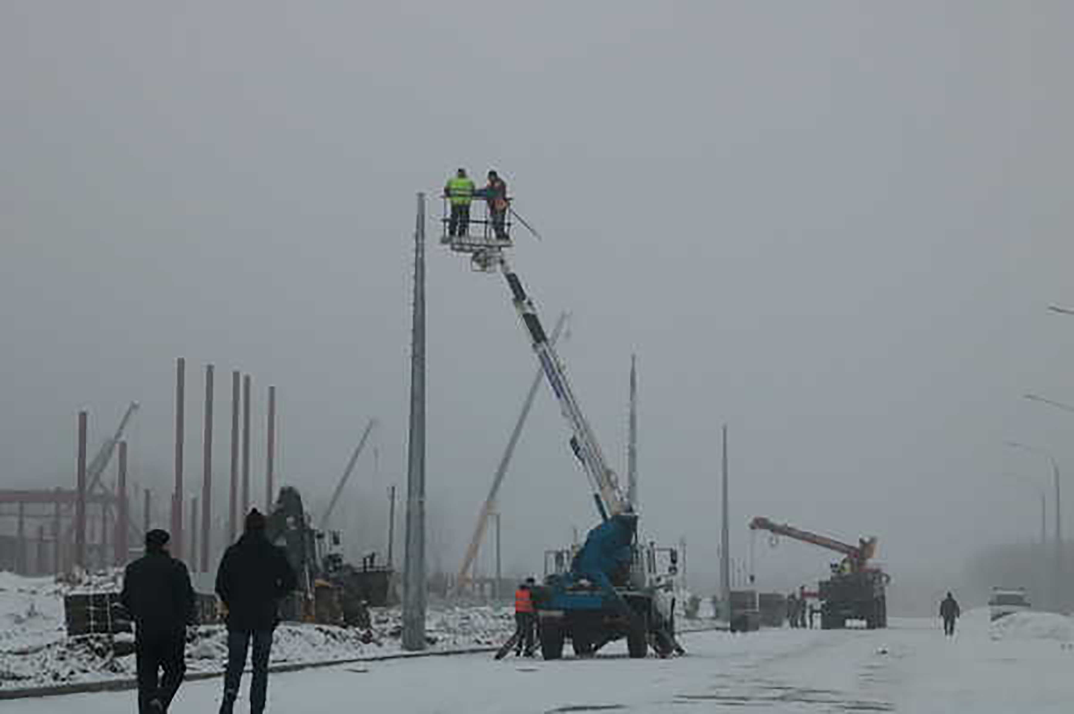 В Брянске на новой дороге по Советской устанавливают светодиодные фонари