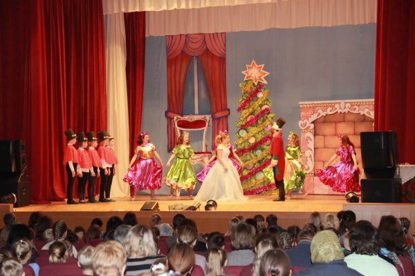 В  Унече  Брянской области  с аншлагом прошел  новогодний  спектакль «Щелкунчик»