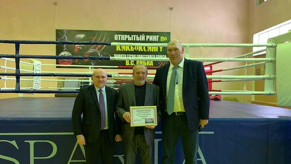 Федерация бокса Брянской области вручила Дятьковскому техникуму новый олимпийский ринг