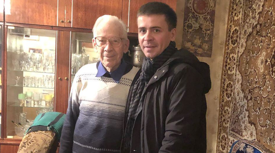 Брянский депутат Артём Лобановский поздравил ветерана Великой Отечественной войны