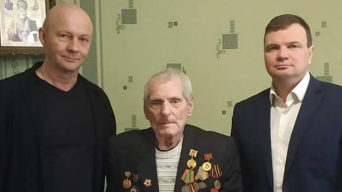 Александр Коробко поздравил ветерана Великой Отечественной войны с наступившим Новым годом