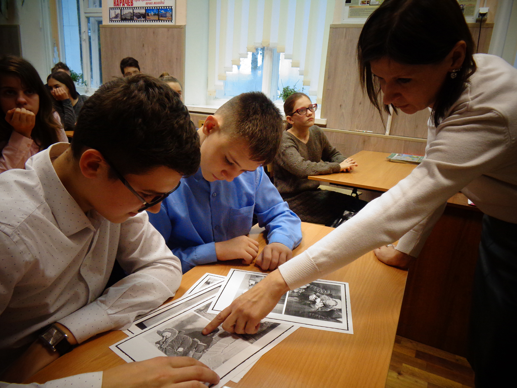 Работники Карачевской районной библиотеки провели для школьников урок мужества