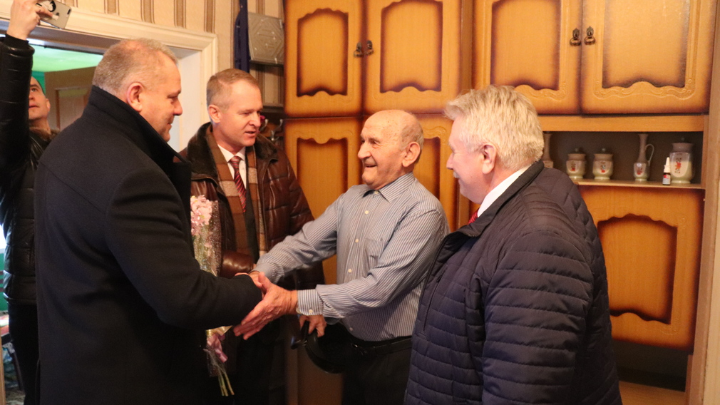 С юбилейным годом Победы народные избранники поздравили Героя Великой Отечественной войны и труда Федора Ющенко