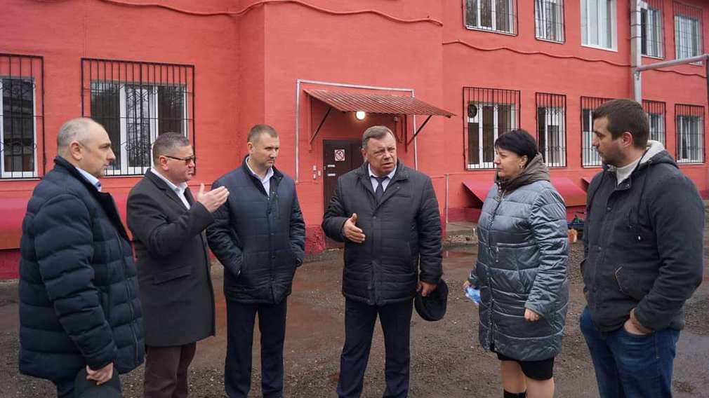 Замгубернатора Владимир Оборотов проинспектировал ремонт брянского наркодиспансера