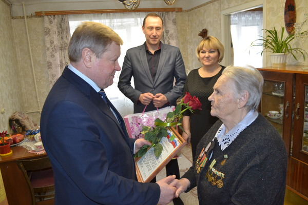 Ветерана блокадного Ленинграда поздравили руководители Жуковского района