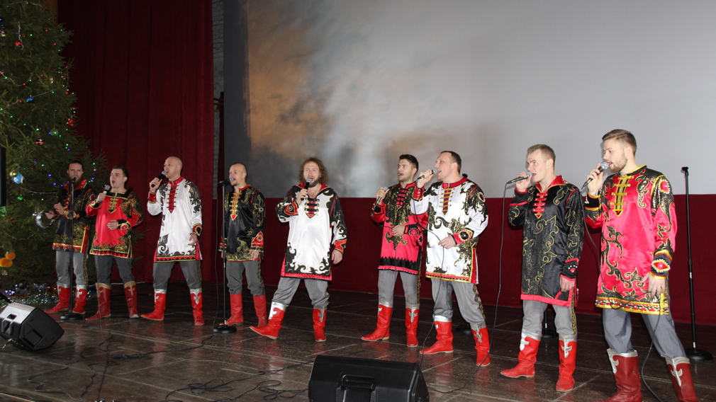 В Почепе в канун Старого Нового года прошел концерт «Бабкиных внуков»