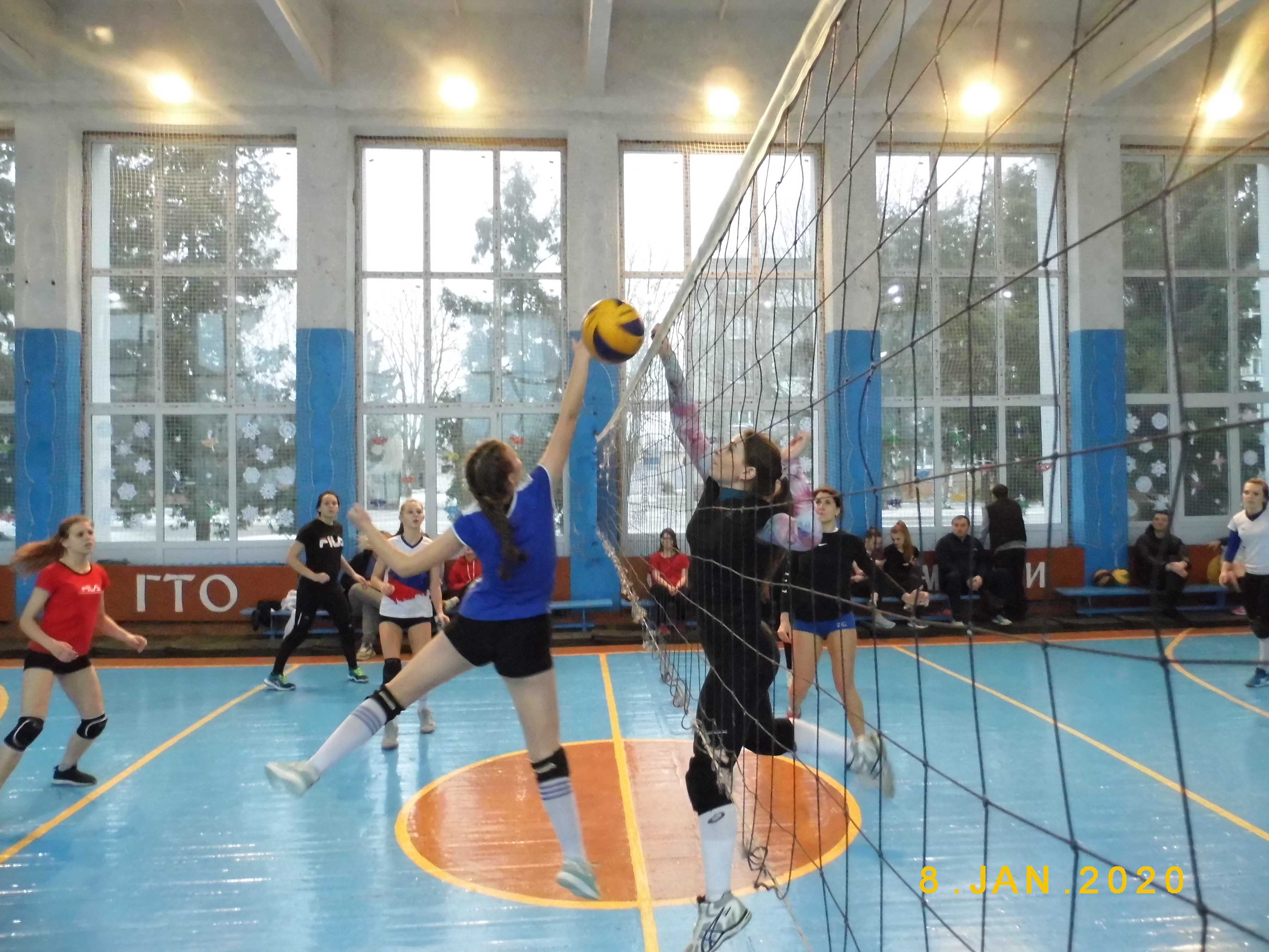 В Карачеве женщины завершили декаду спорта турниром по волейболу