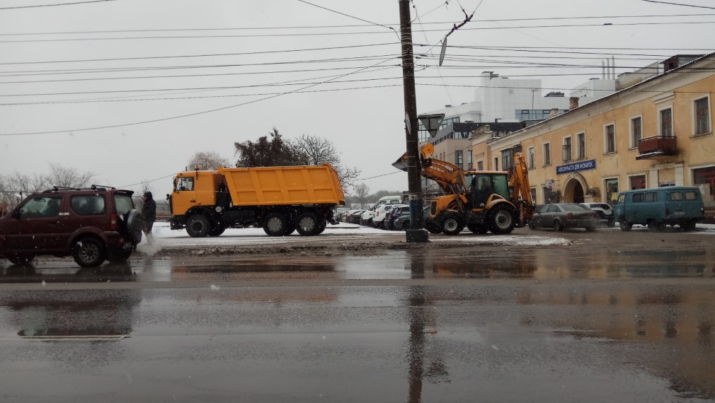 30 комбинированных дорожных машин уже обработали брянские улицы реагентом