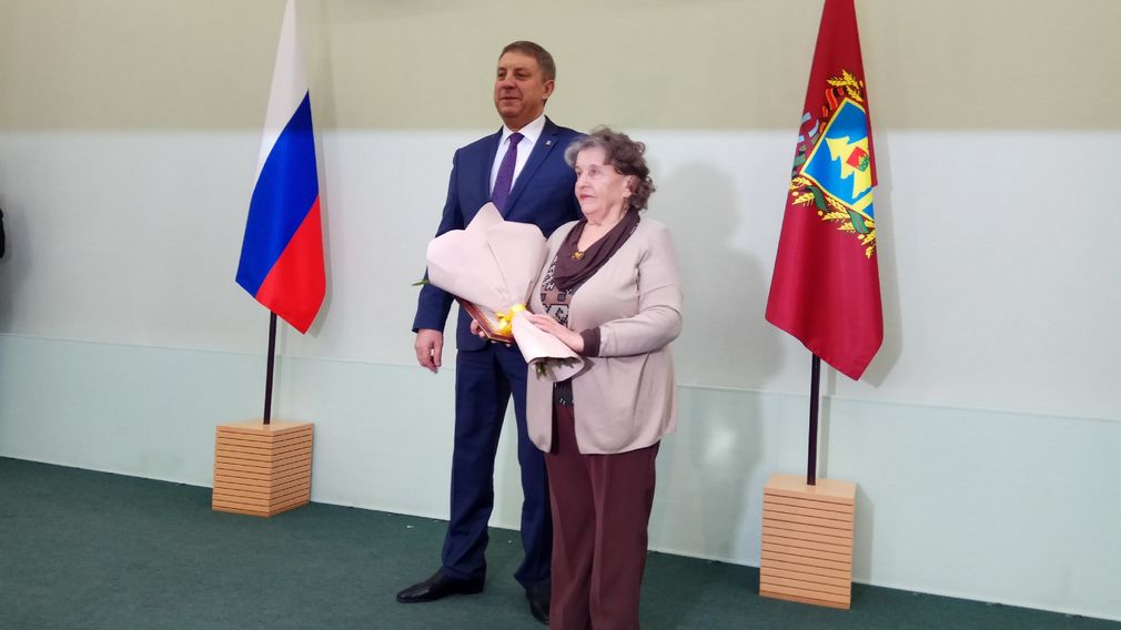 Александр Богомаз поздравил брянских журналистов с Днем российской печати и вручил награды