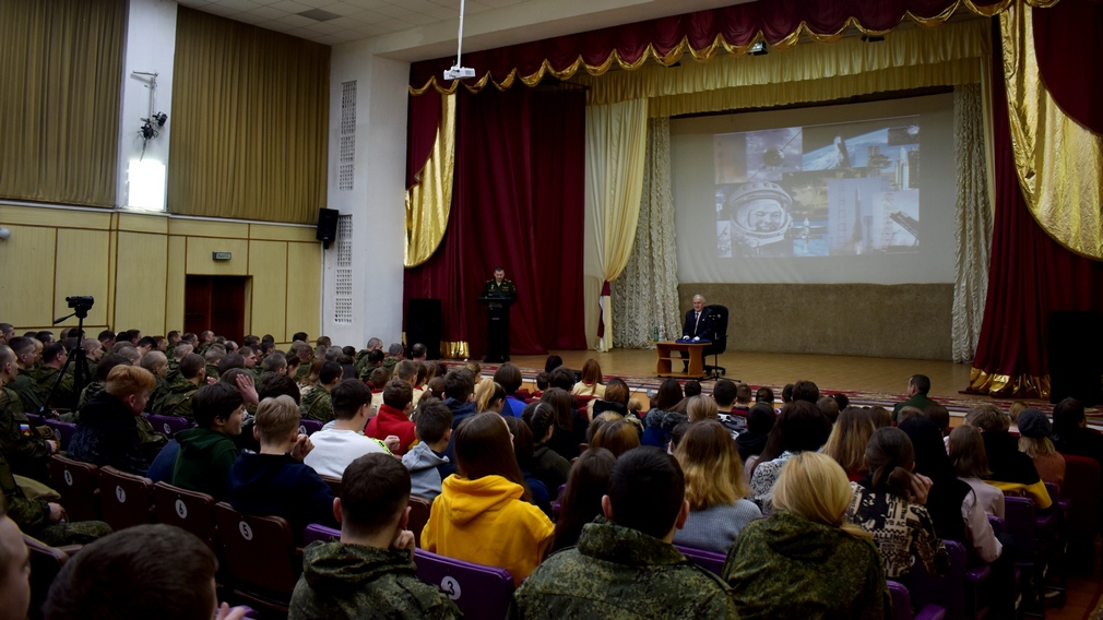 Космонавт Виктор Афанасьев поведал истории своей жизни брянским военным