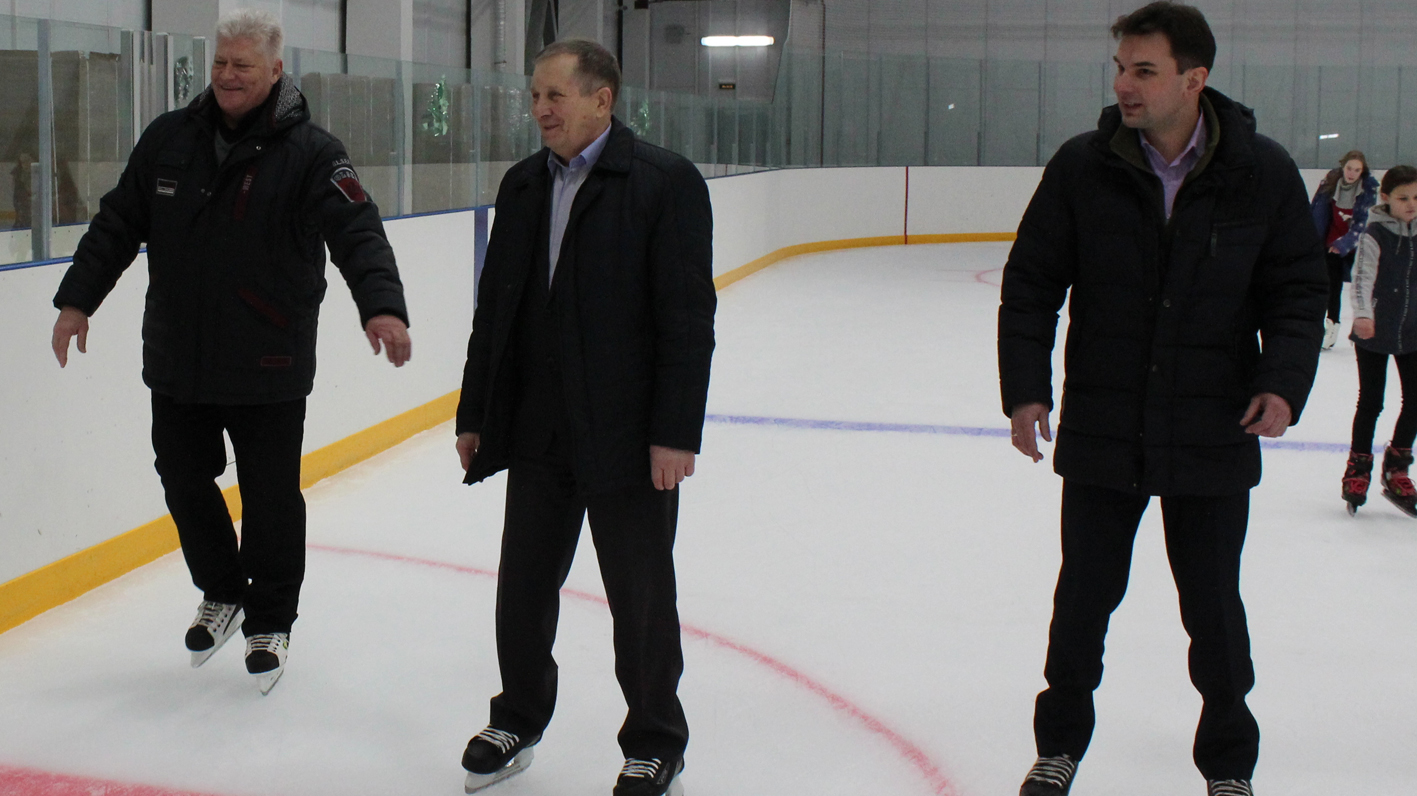 Замгубернатора Александр Жигунов поучаствовал в массовом катании на ледовой арене брянской Суземки