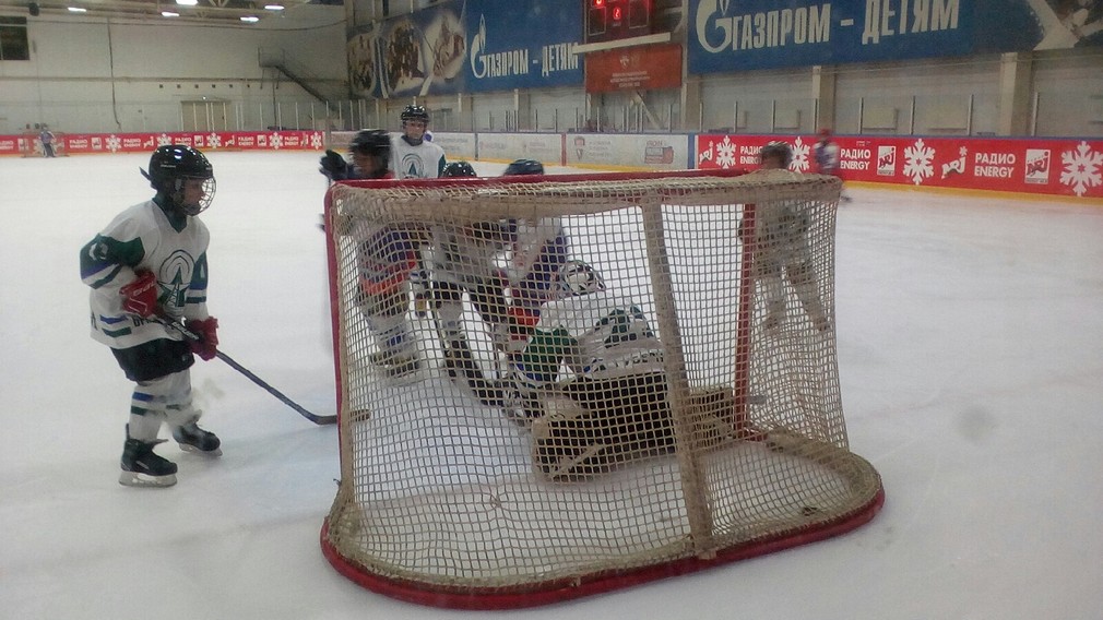 Брянская детская хоккейная команда провела благотворительный матч с командой из Донецка