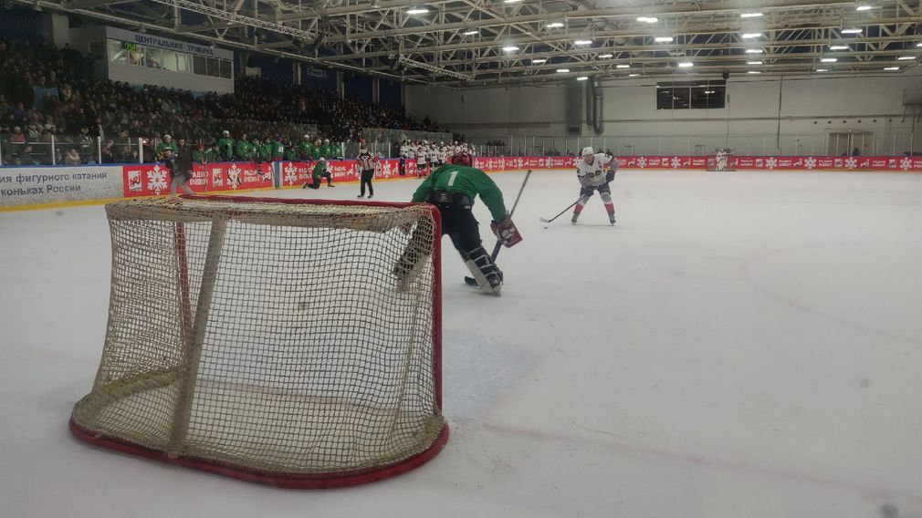 Хоккейная команда правительства Брянской области выиграла у хоккеистов Санкт-Петербурга