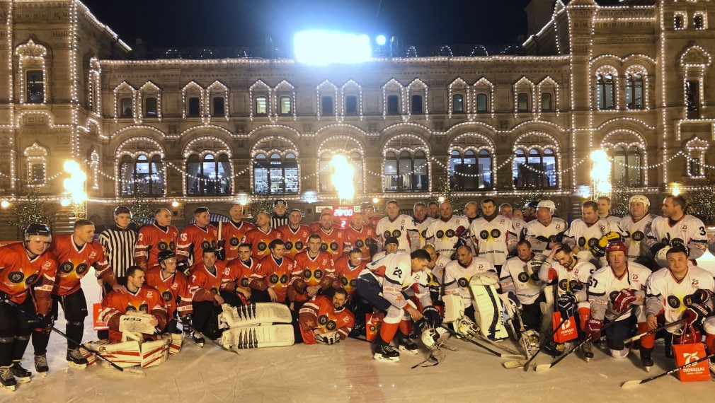 Боевой дух хоккейной команды губернатора Брянщины поддерживал ансамбль «Ватага»