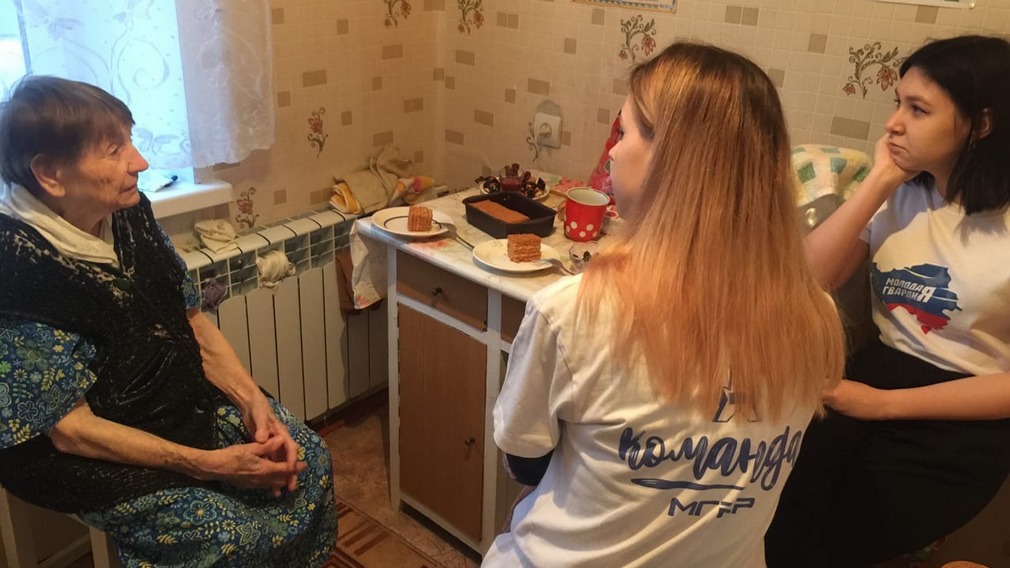 Брянские активисты «Молодой гвардии» навестили ветерана Великой Отечественной войны