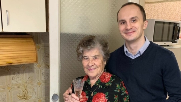 Депутат Брянской областной Думы Артём Ашеко поздравил ветеранов с Рождеством и вручил подарки