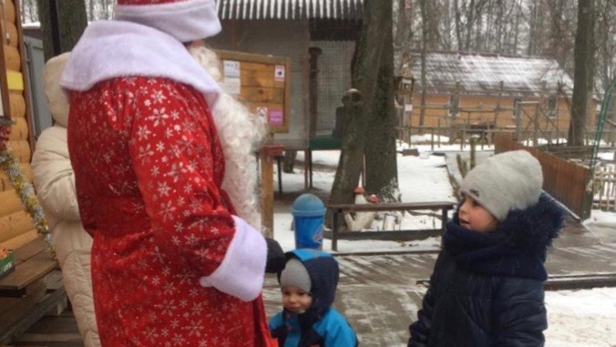 Дед Мороз  подарил каждому маленькому посетителю брянского зоопарка  подарок