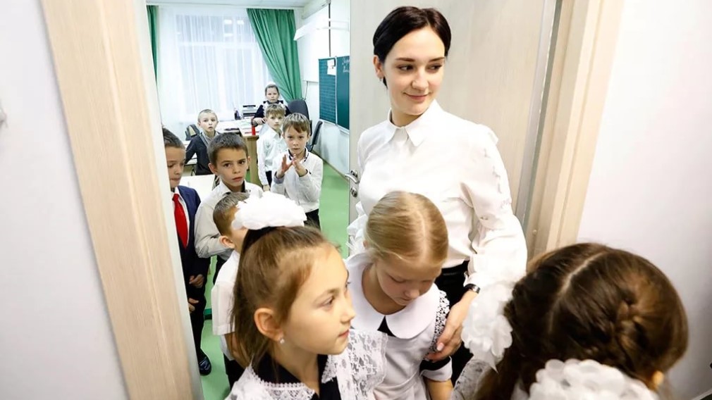 Брянские учителя, переехавшие в отдаленные сельские  населенные пункты, получат по «земской» программе 1 млн. рублей