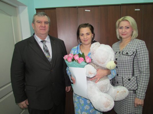 Губернатор Брянской области Александр Богомаз передал подарок первому рожденному в 2020 году брянцу